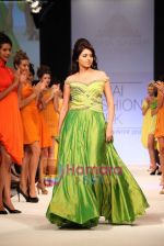 Bhagyashree walks the ramp for Nisha Sagar in Dubai Fashion Week 2010 on 10th April 2010 (4).JPG